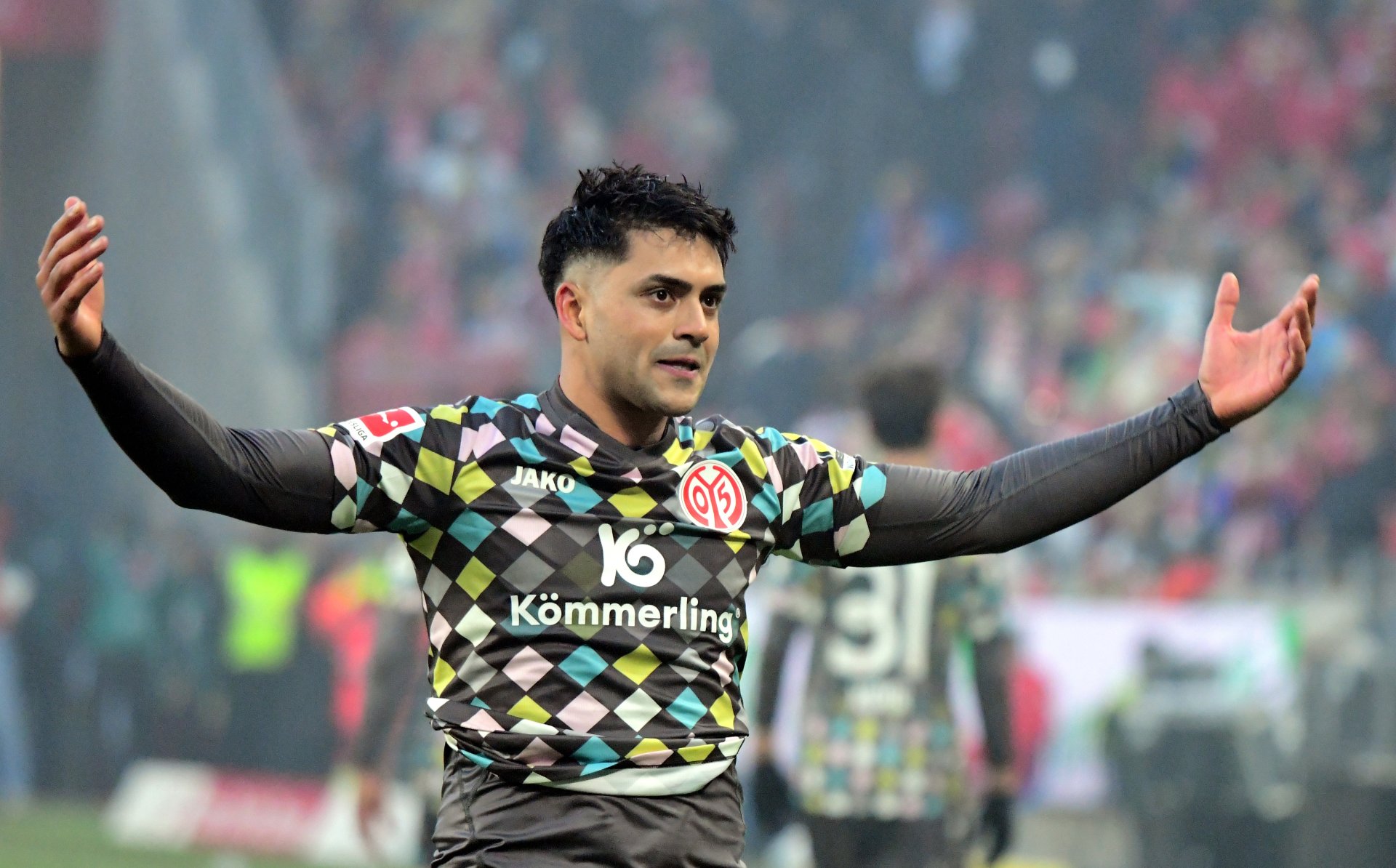 Das 1:0 bejubelte der Mainzer Spielmacher noch korrekt gekleidet…