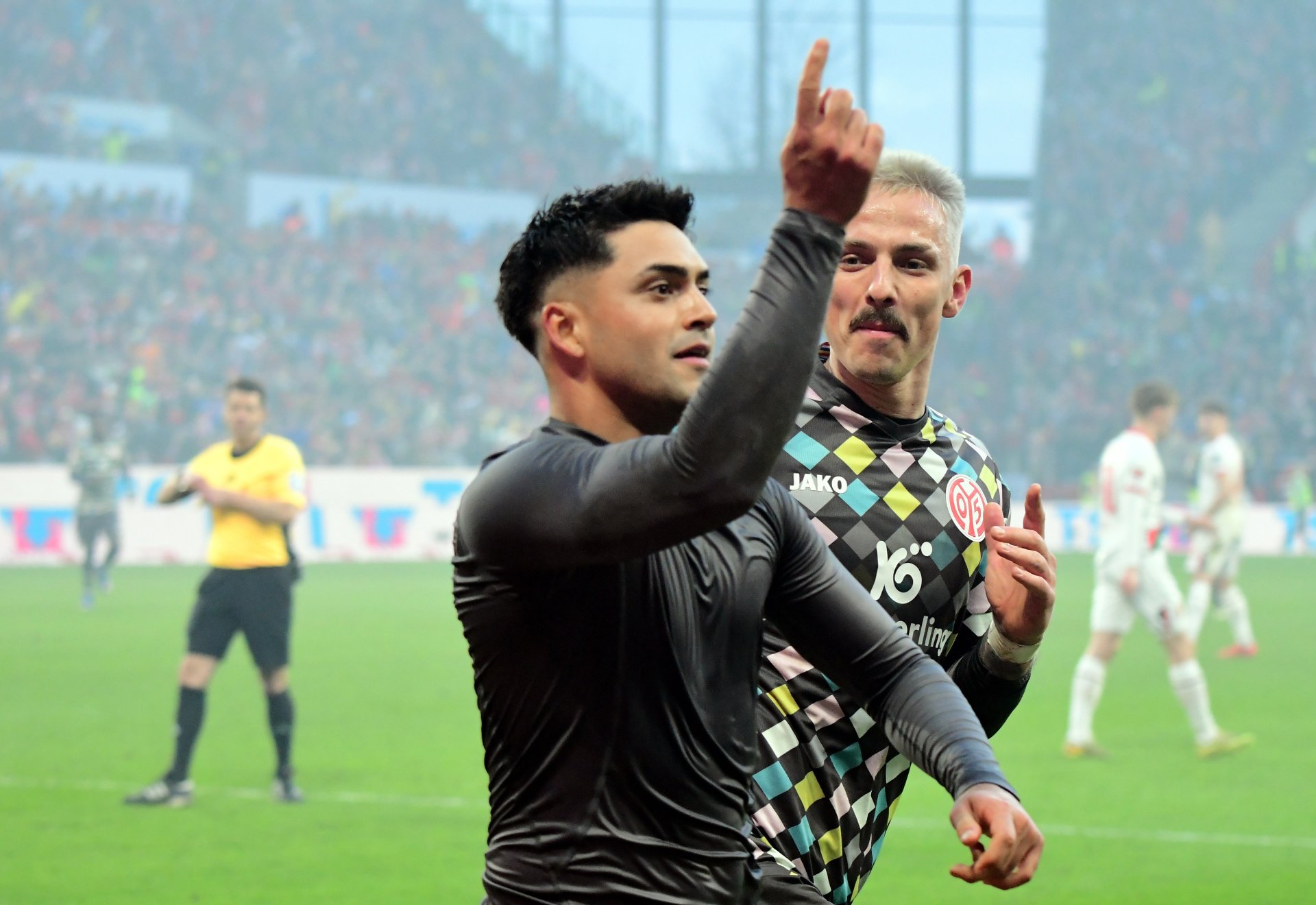 …entledigte er sich seiner Oberbekleidung. Die sechste Gelbe Karte nahm er 