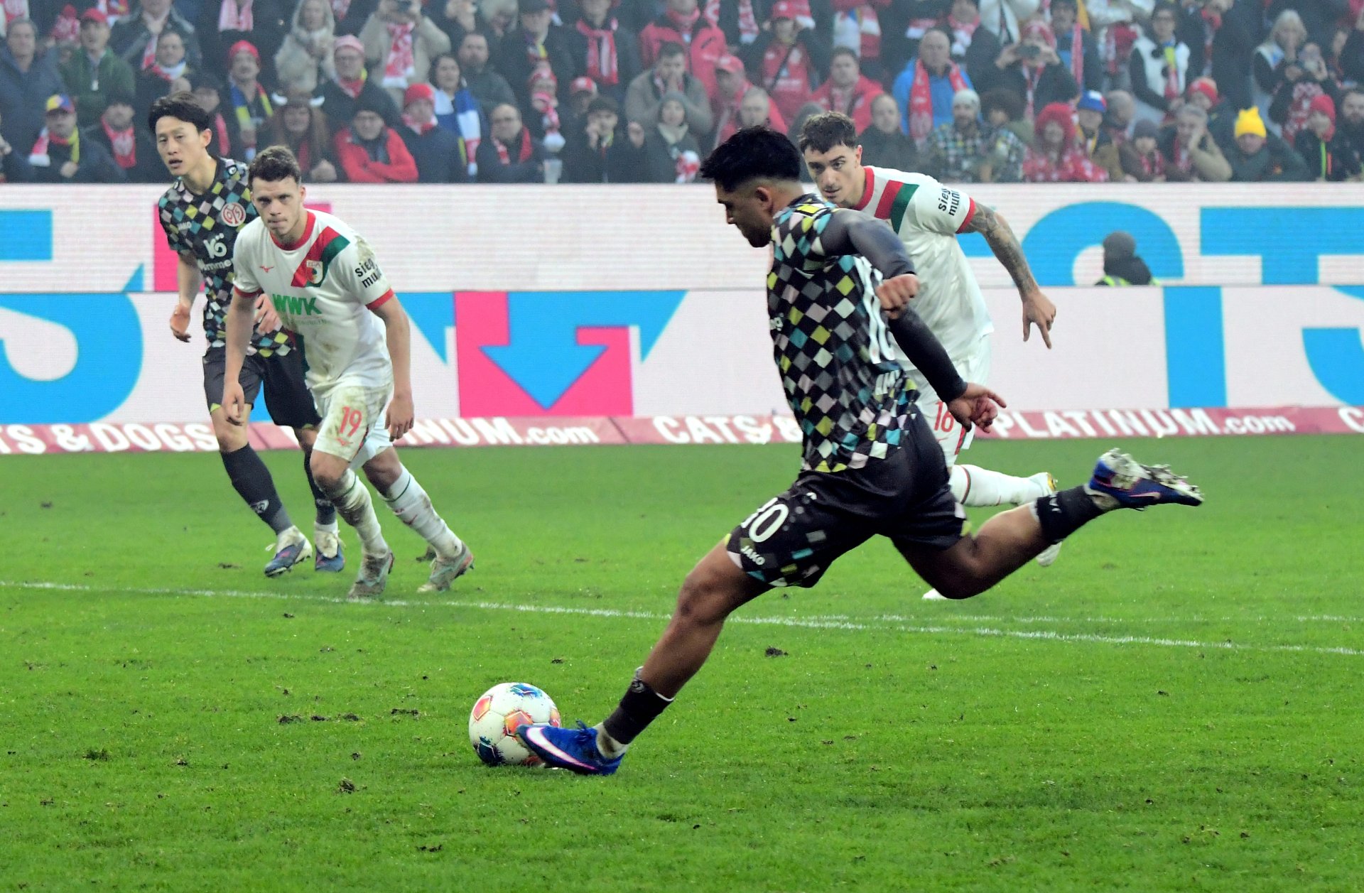 …nach dem verwandelten Strafstoß zum 2:0 hingegen, seinem neunten im Trikot der Rheinhessen, womit er als Rekordelfmeterschütze des Klubs an Daniel Brosinski vorbeizog…