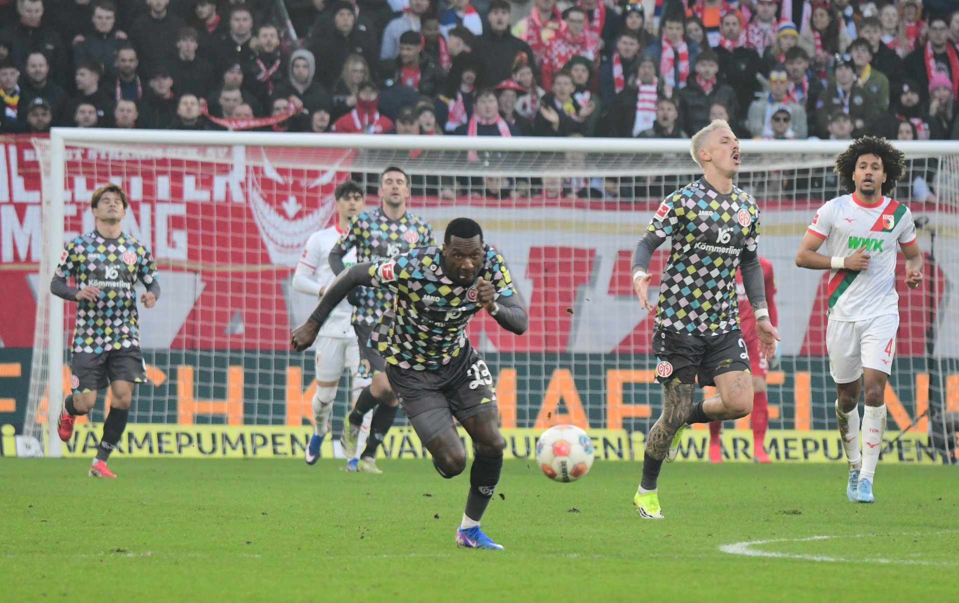 …der gerade erst verpflichtete Sheraldo Becker ein überzeugenden Debüt als 05er.