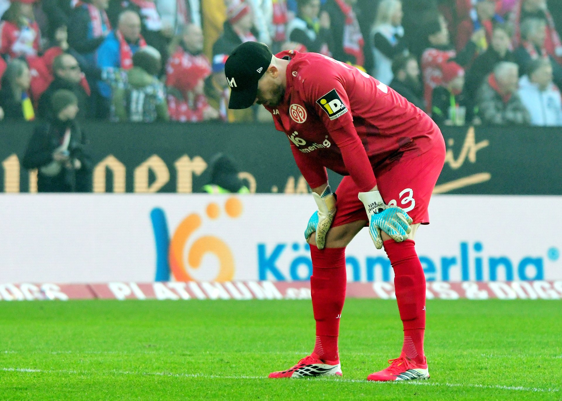 …und lediglich den Blick abwendete, wenn Nadiem Amiri zum Elfmeter antrat.