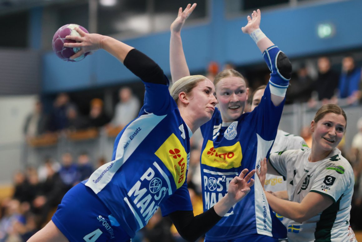 Die eine aus dem Feld, die andere von der Siebenmeterlinie: Jonas Reese (l.) trug mit vier Toren aus dem Feld, Antonia Hölzer durch fünf Siebenmetertreffer zum sicheren Sieg gegen den TV Aldekerk bei. 