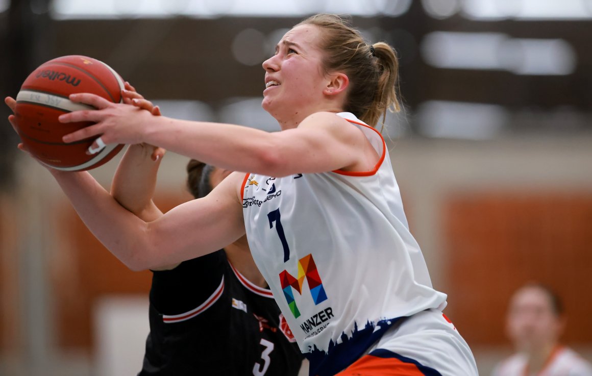 Auf Alina Dötsch wartet unter beiden Körben harte Arbeit.