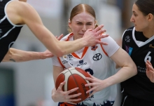 Von der harten Defense der Gäste ließ der ASC (hier Svea Rehders) sich nicht beeindrucken.