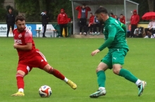 Die SVW (l. Tim Gabel) und die SpVgg Ingelheim (r. Francesco Teodonno), können am Sonntag in Nachholspielen ihre Ausgangslage verbessern.