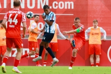 In der Hinrunde brachte die U23 des FSV Mainz 05 den Stuttgarter Kickers mit 3:0 die erste Saisonniederlage bei. Philipp Schulz (r.) muss wegen eines Knochenbruchs im Fuß mindestens sechs Wochen lang pausieren.