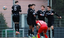 Der Freistoß, der zwei Punkte kostete: Thorsten Ullemeyer duckt sich weg, um dem Freistoß seines Teamkollegen Andrej Baumung nicht im Weg zu sein. Der Ball fliegt an der SVW-Mauer aus Dominik Higi, Mao Koyama, Laurin Alt, Leon Nauth und Johannes Lawen (v. l.) vorbei zum 3:3-Endstand.