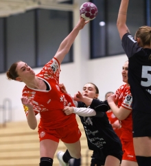 Helena Rhein wurde durch zwei Fehlwürfe in den letzten Spielminuten zur tragischen Figur bei der Niederlage des FSV Mainz 05 II gegen den THC II, da sie zuvor mit acht Toren die überragende Offensivspielerin ihres Team war.