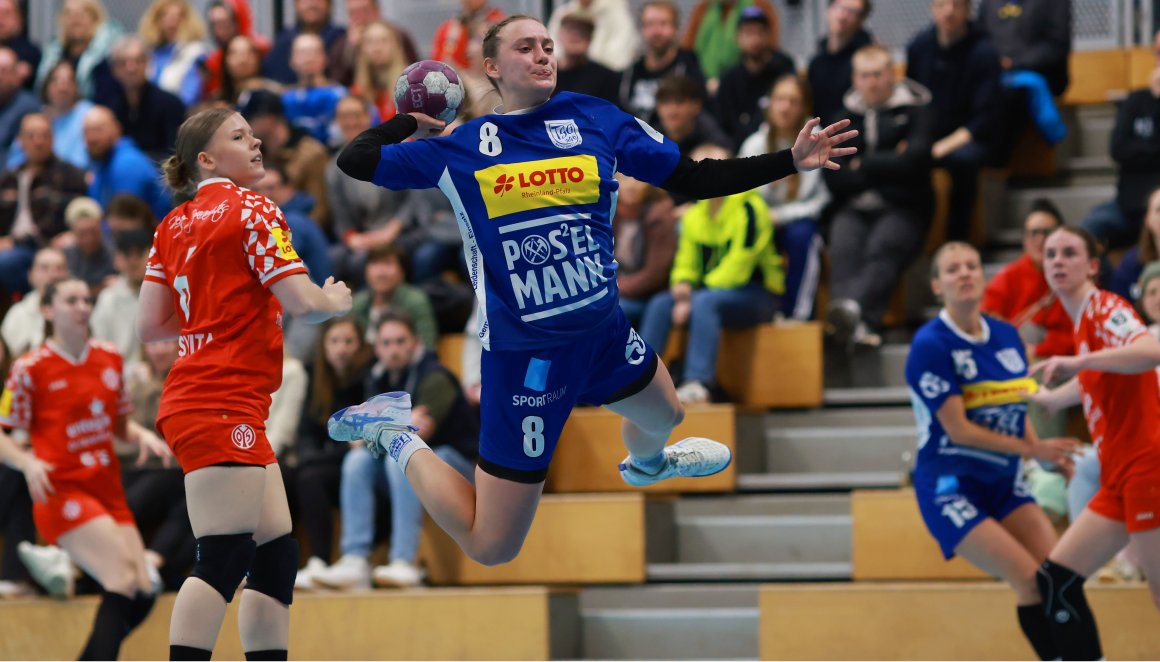 Linda Besch lässt den finnischen Neuzugang der 05-Zweiten, Iina Kajasviita (l.), stehen und zieht durch. Konstant gehört die nach Kim Quetsch dienstälteste TSG-Spielerin zu den verlässlichsten Torschützinnen des Tabellenführers, diesmal traf sie sechsmal.