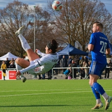 Akrobatik ohne Lohn: Makoto Saeki versucht sich an einem Fallrückzieher, der sich knapp über das Tor senkt.