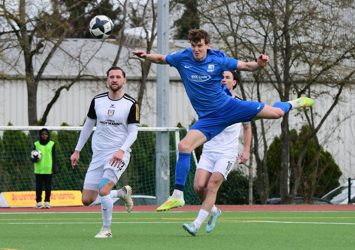 Nach diesem Kopfball von Dominik Ahlbach landet der Ball im Frankfurter Tor. Allerdings stand der Innenverteidiger bei Jost Mairoses Freistoß im Abseits.