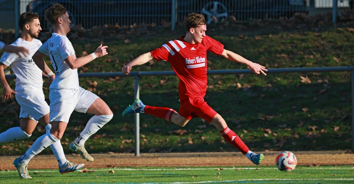 Leon Nauth kommt mit langen Schritten über die linke Außenbahn, mit Patrick Wagner tauschte er gelegentlich die Seiten.