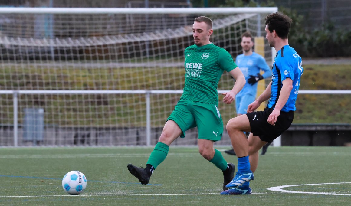 Eher ruhig ging es gegen den TuS Neuhausen in der Ingelheimer Abwehrkette um Jannik Schmidt zu,