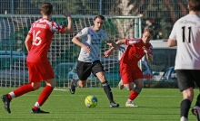 Tim Schmidt (M.) verletzte sich nach 75 Minuten am Knie, wurde 40 Minuten auf dem Platz behandelt und dann per Krankenwagen in eine Klinik gebracht.