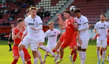 Fabio Moreno Fell kommt an diese Ecke von Jusuf Ugjanin nicht heran...