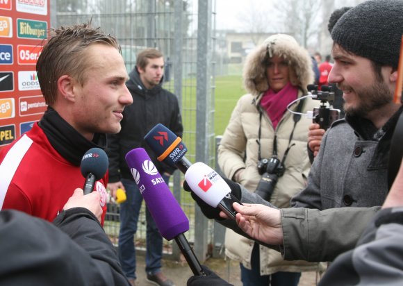 Im Mittelpunkt des Medieninteresses: Pierre Bengtsson stand nach seiner ersten Einheit am Mainzer Bruchweg Funk, Fernsehen und Presse Rede und Antwort.