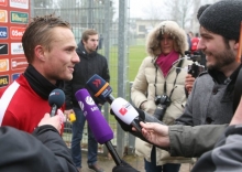 Im Mittelpunkt des Medieninteresses: Pierre Bengtsson stand nach seiner ersten Einheit am Mainzer Bruchweg Funk, Fernsehen und Presse Rede und Antwort.