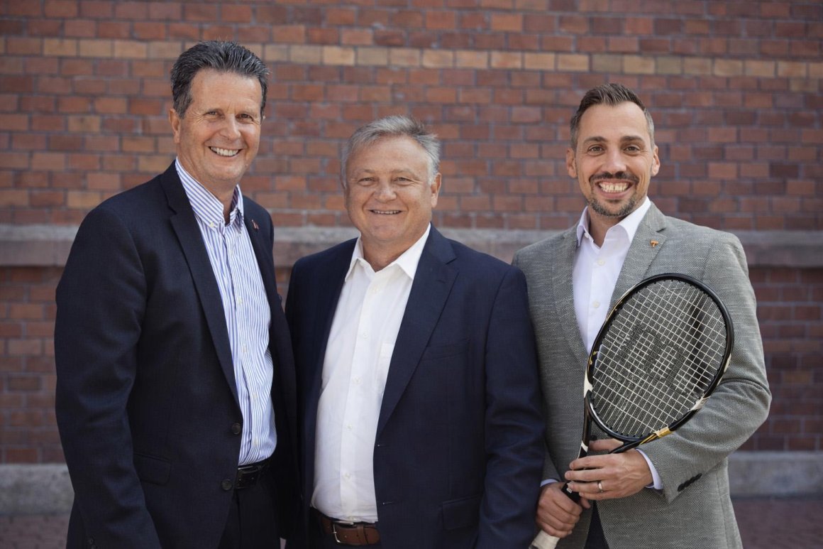 Freuen sich über die Partnerschaft: (v.l.) Hans Beth, Vizepräsident des TSC und Turnierdirektor), TSC-Präsident Urs Kern und der neue Hauptsponsor der Mainz Open, Marco Mattes.