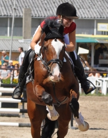 Springreiterin Ann-Christin Peter (JFR Selztal) rückt auf Chacco Brown in ihrem letzten Jahr bei den Jungen Reitern in den E-Kader auf.