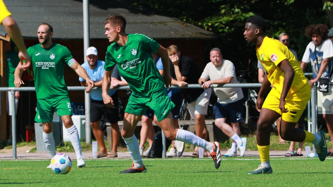 Alexander Markiefka (M.) nennt der Marienborner Trainer Kayhan Cakici beispielhaft für die Einstellung seiner Akteure.