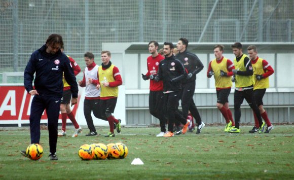 Die Spieler laufen noch, der Trainer räumt schon auf: Am Dienstag nahm die U23 des FSV Mainz 05 die Rückrundenvorbereitung auf.