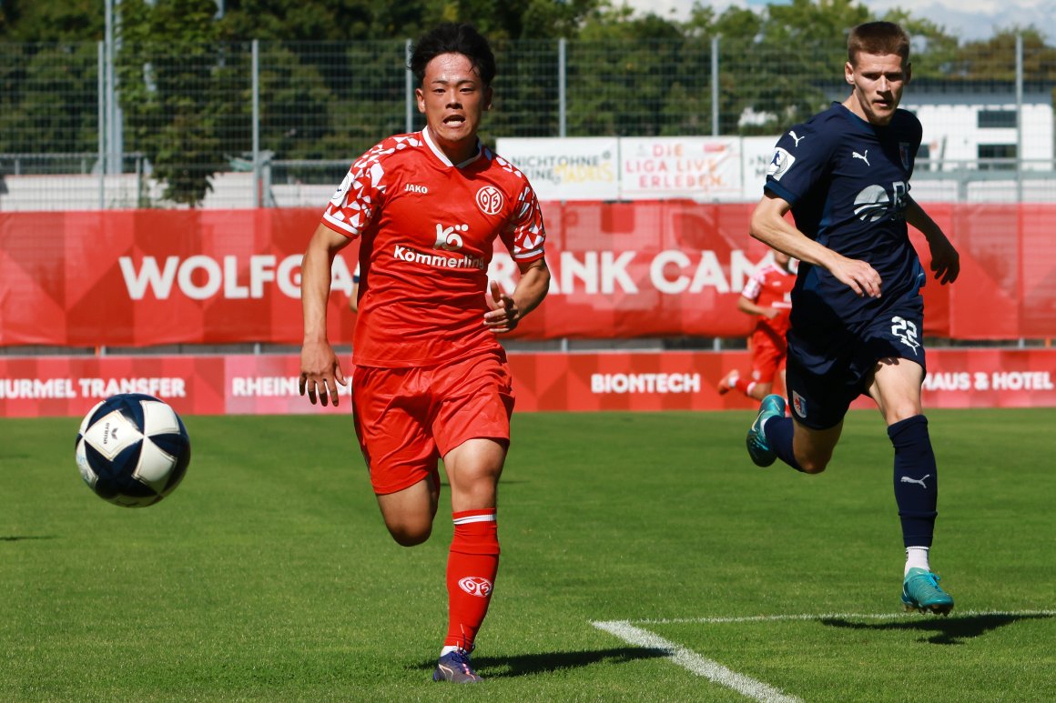 Der eingewechselte Taiyu Yamasaki (im Hinrundenspiel im Laufduell mit Sebastian Schmitt) legte in Fulda nach einem Vorstoß über die rechte Seite den Stürmern das mögliche 2:0 auf, doch sein Zuspiel vor das Tor fand keinen Abnehmer. 