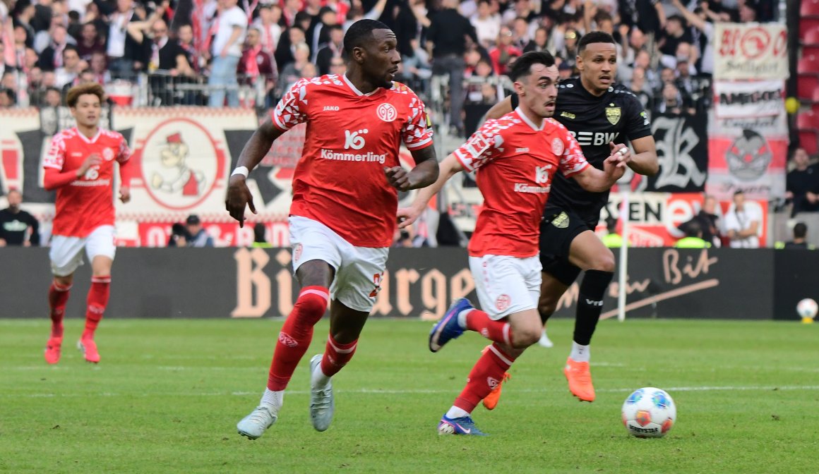 In dieser Szene bereitet Paul Nebel eine Topchance von Sheraldo Becker vor.