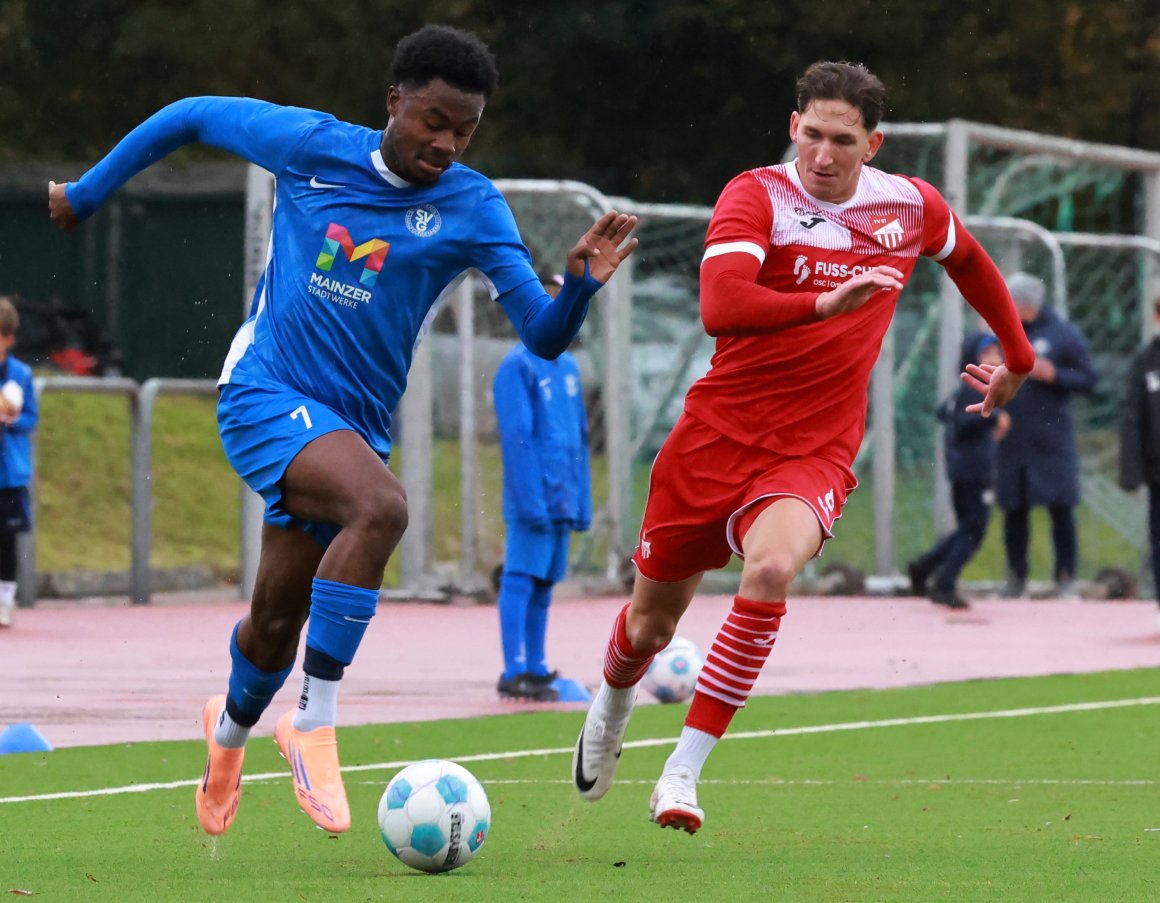 David Vodi hatte in der zweiten Halbzeit die beste Gelegenheit des SV Gonsenheim auf den Anschlusstreffer, verlor aber das direkte Duell mit dem Ex-Gonsenheimer im Karbacher Tor, Maximilian Krapf.