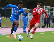 David Vodi hatte in der zweiten Halbzeit die beste Gelegenheit des SV Gonsenheim auf den Anschlusstreffer, verlor aber das direkte Duell mit dem Ex-Gonsenheimer im Karbacher Tor, Maximilian Krapf.