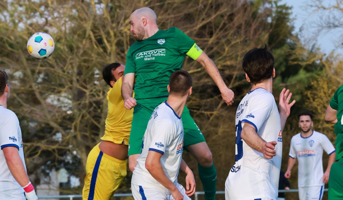 Da stimmen Laufweg, Flugbahn und Timing: Marc Beck köpft den Ball zum 2:0 ins Tor...