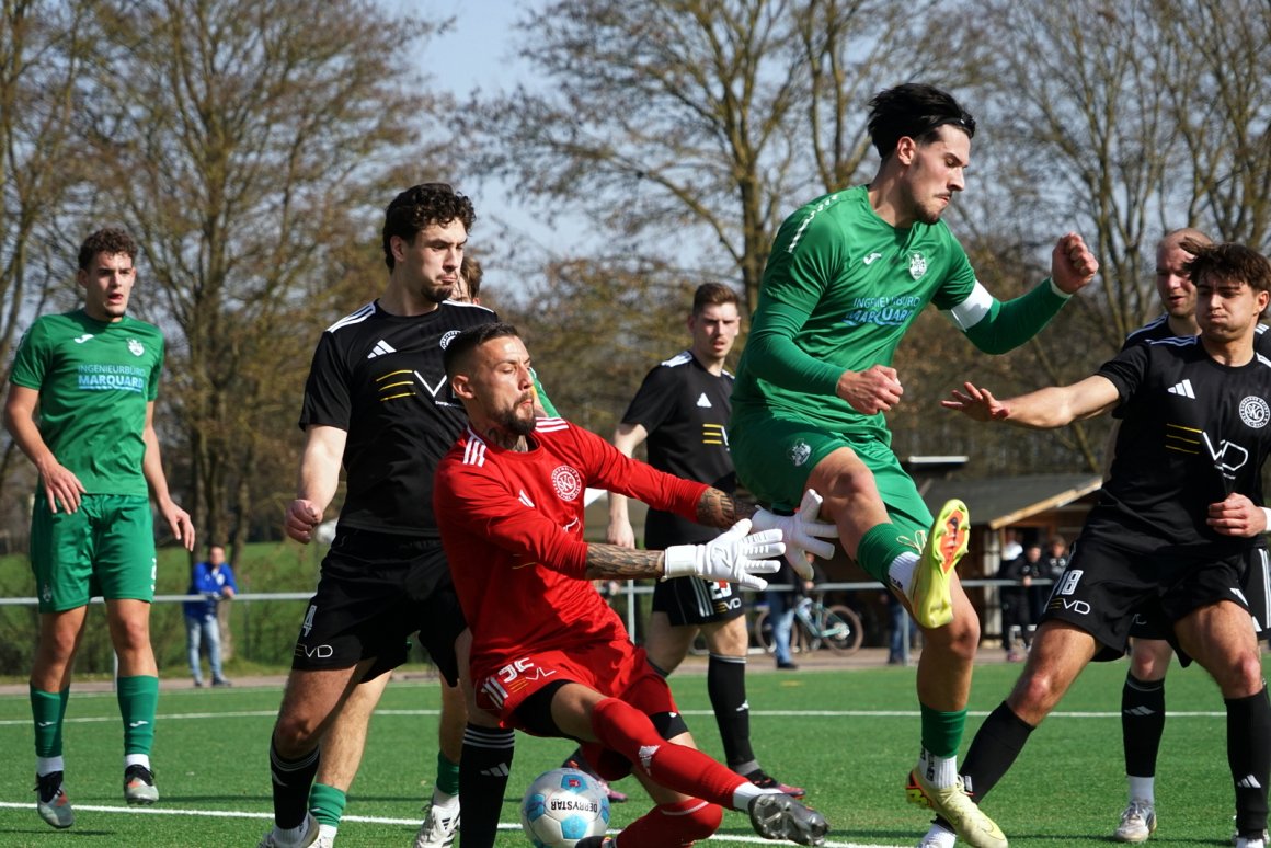 Trubel vor dem Barbaros-Tor, aber TuS-Kapitän Nikolai Savic kommt nicht an den Ball.