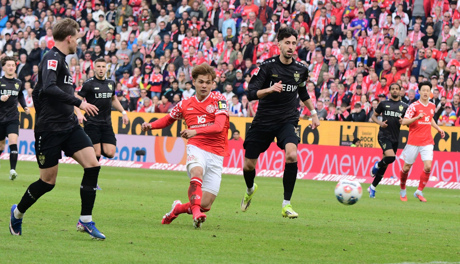 ...sein Schuss verfehlte das Tor nur knapp.