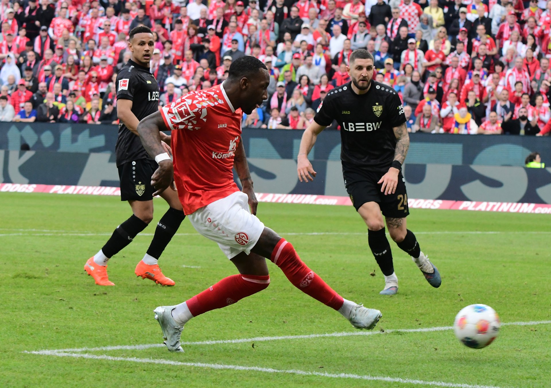 Sheraldo Becker scheiterte etwas später in dieser Szene an Torwart Alexander Nübel...