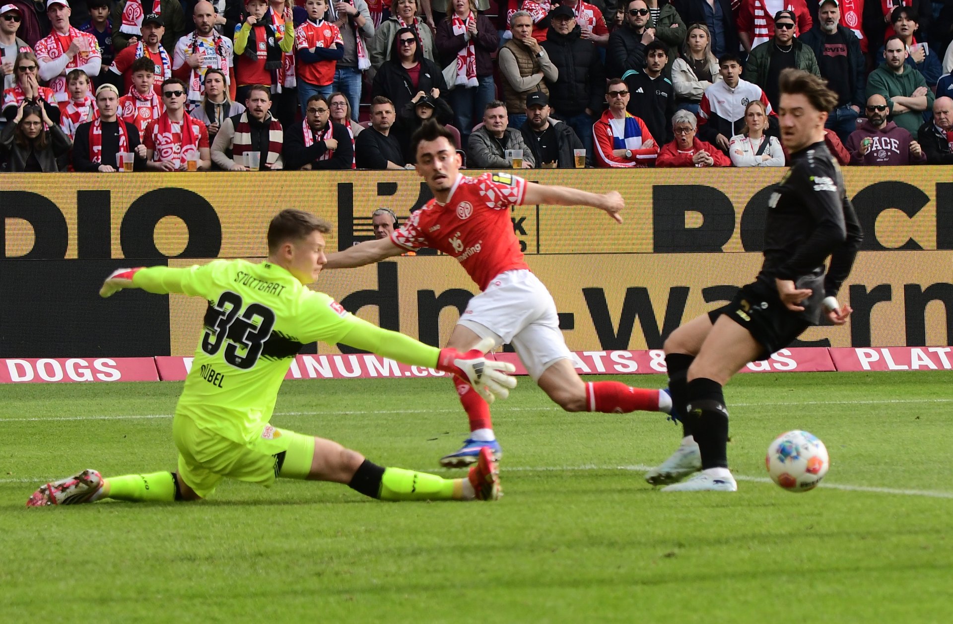 ...war ein Tor, das er in der 20. Minute hätte erzielen können, als er sich vor Torwart Nübel für einen Querpass auf Phillip Tietz entschied...