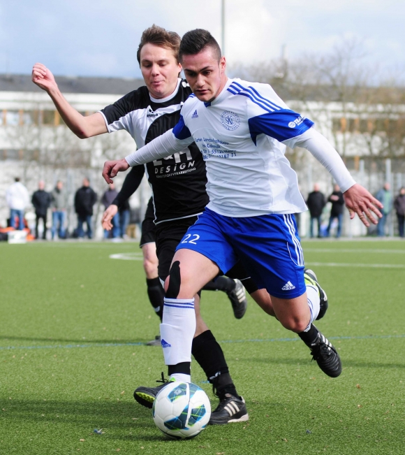 Den ersten Sieg im neuen Jahr feierte der SKC Barbaros. Turgay Genc (r.) erzielte beim 3:1 in Frei-Weinheim den Ausgleich. Dennis Scharffe (l.) und der FSV Saulheim setzten ihre Siegesserie fort und bleiben im Aufstiegsrennen.