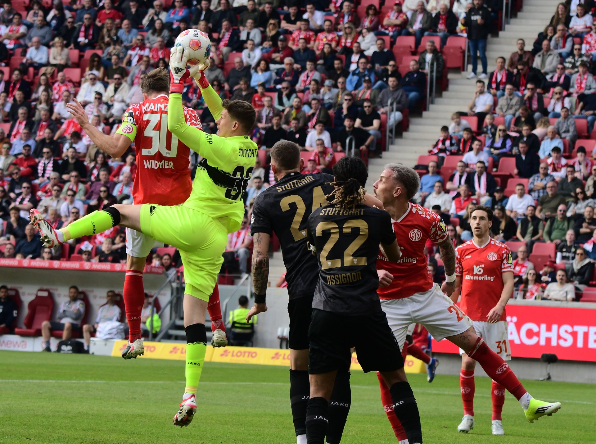 ...weil er selbst Alexander Nübel vor dessen Luftzweikampf mit Silvan Widmer leicht berührt und nach Auffassung des Schiedsrichters entscheidende behindert hatte...