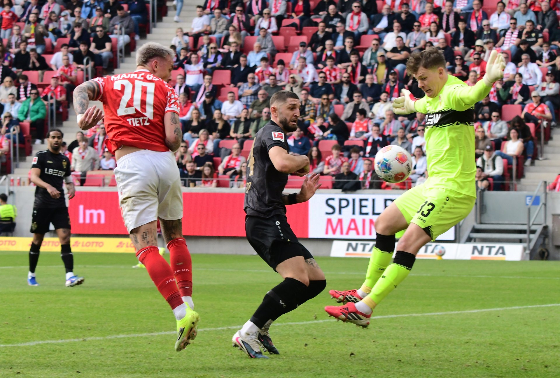 ...etwas später scheiterte er mit diesem Kopfball aufs kurze Eck am VfB-Keeper...