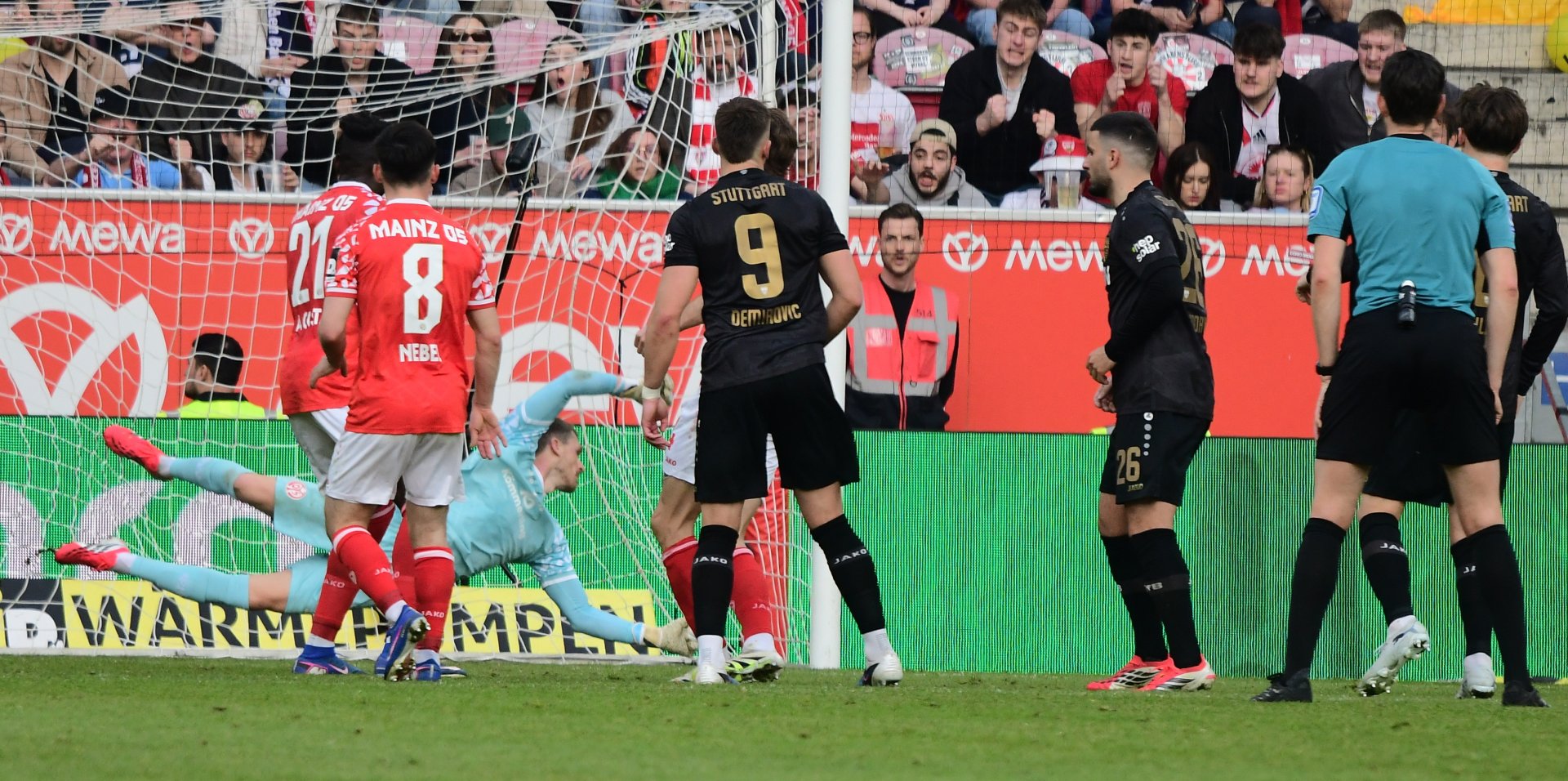 Doch dann kam es knüppeldick für die 05er: Binnen einer Minute glich Ermedin Demirovic nach Stockfehler von Deniz Undav aus...