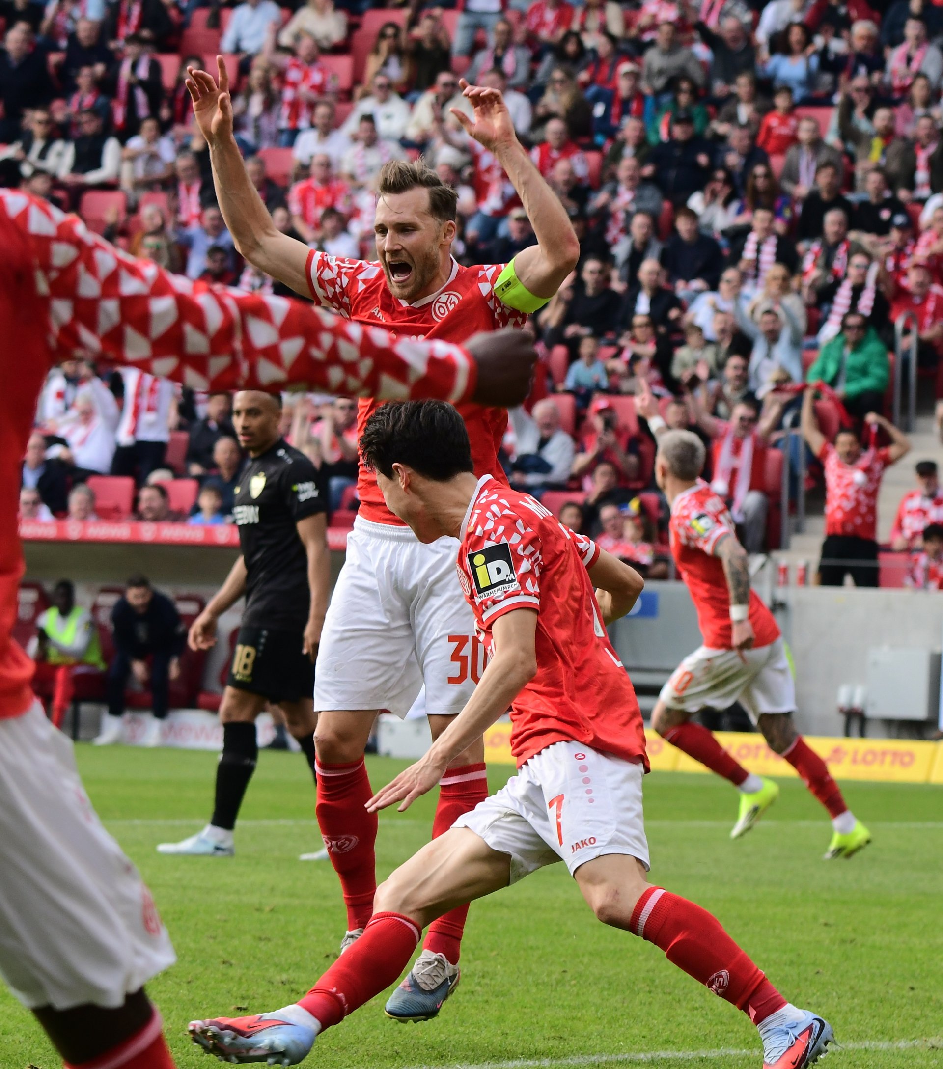 ...den nicht nur Kapitän Silvan Widmer lauthals bejubelte.