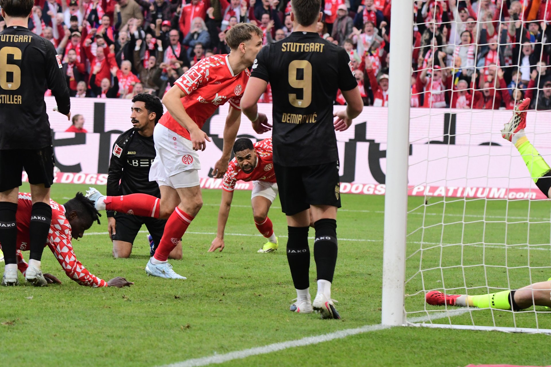 Danny da Costa (unten links) rettete den überlegenen Mainzern mit seinem Flugkopfball in der ersten Minute der Nachspielzeit zumindest noch einen Punkt. 