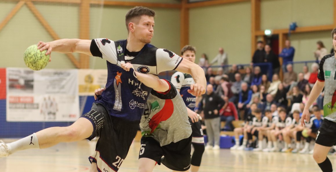 Henrik Walb zeigt Körpereinsatz und damit den größten Vorteil seiner Mannschaft gegen das Nachwuchsteam aus Ludwigshafen auf.