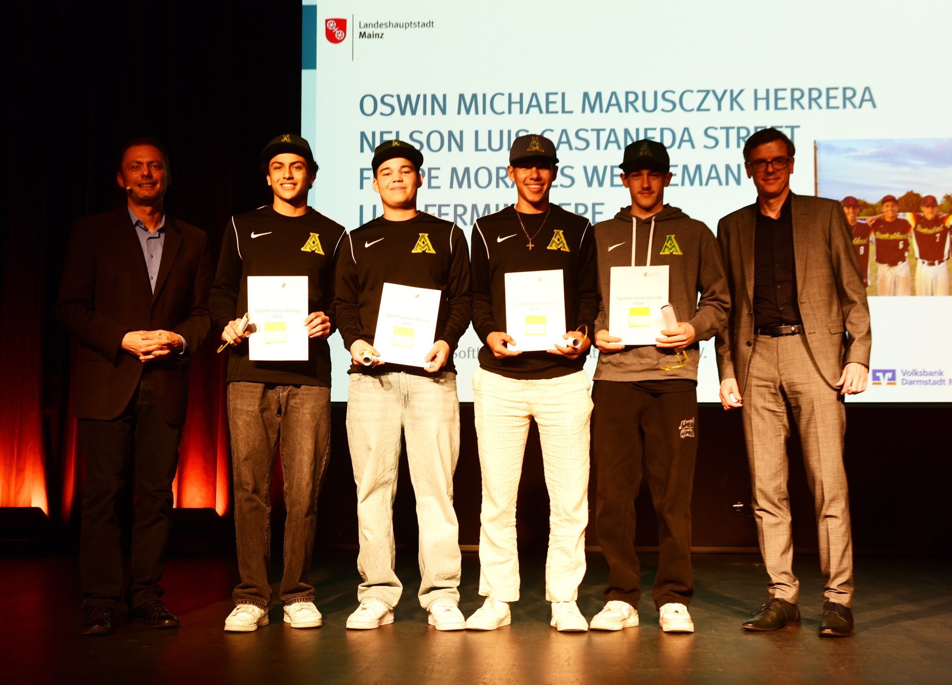 ...deren Vereinskollegen Luis Fermin Giere, Oswin Michael Marusczyk Herrera, Nelson Castaneda Street und Felipe Morales Weggeman Europameister mit der U-15-Nationalmannschaft wurden.