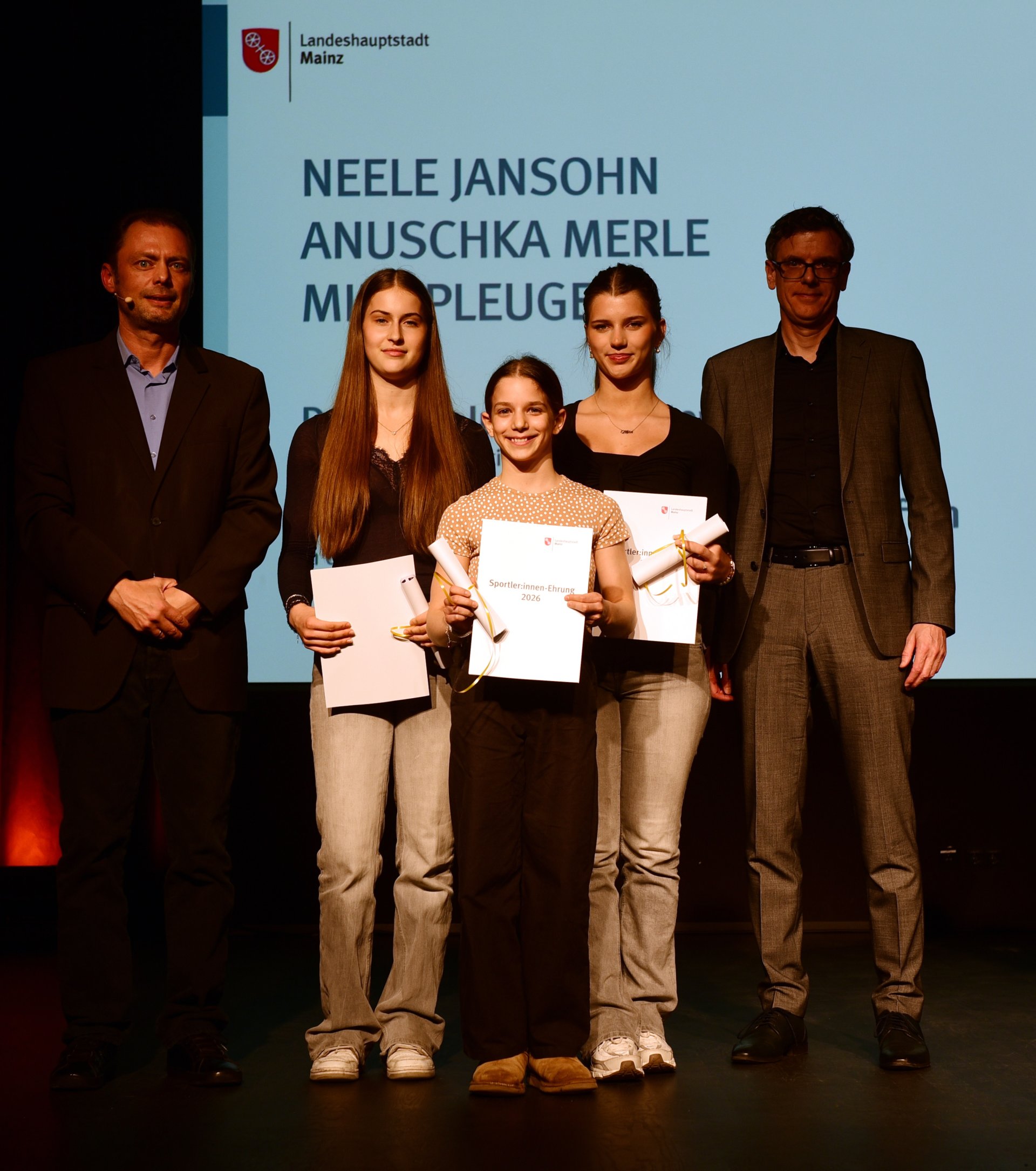 Die Sportakrobatinnen Anuschka Merle, Neele Jansohn und Mina Pleuger (v.l.) vom KKSV Finthen: Deutsche Meisterinnen und EM-Achte.