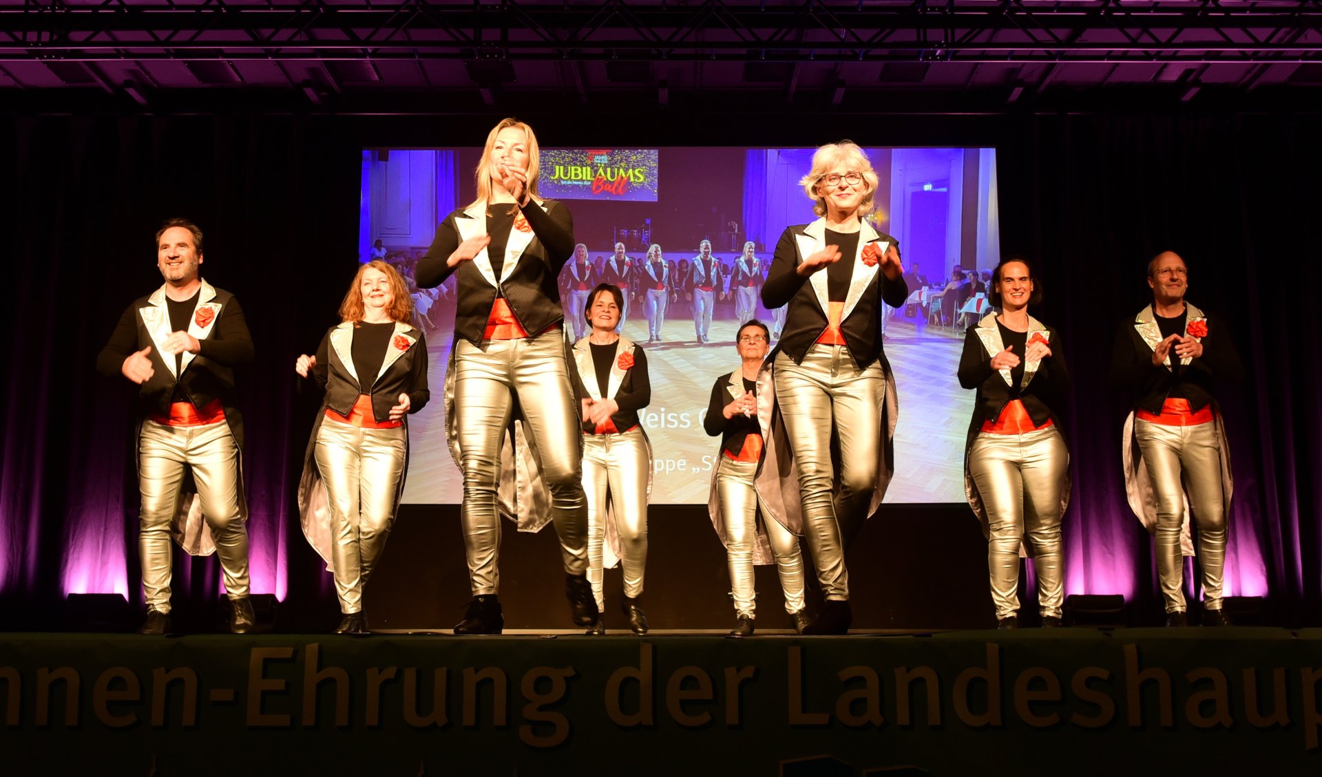 Step by Step und klackernd über die Bühne: die Stepptanzgruppe des TC Rot-Weiß Casino unter der Leitung von Uschi Lampe (vorne rechts).