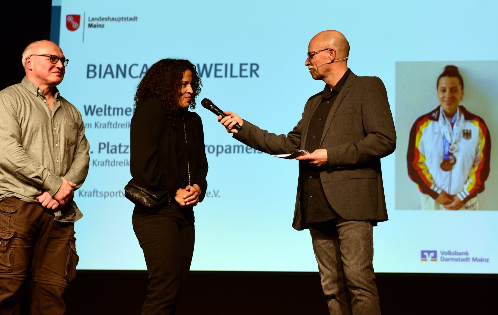 Sieht Bianca Gellweiler aus, als käme sie im Kraftdreikampf (Equipped), bestehend aus Kreuzheben, Bankdrücken und Kniebeugen auf 400 Kilo? Na, ja, sie wurde in Kapstadt Weltmeisterin der Master-I-Klasse bis 69 Kilo mit 430 Kilogramm. Ihr Trainer beim Kraftsportverein Mainz, Dominik Taupinard, gewann in der Master-II-Klasse bis 105 Kilo die Bronzemedaille mit 750 Kilogramm.