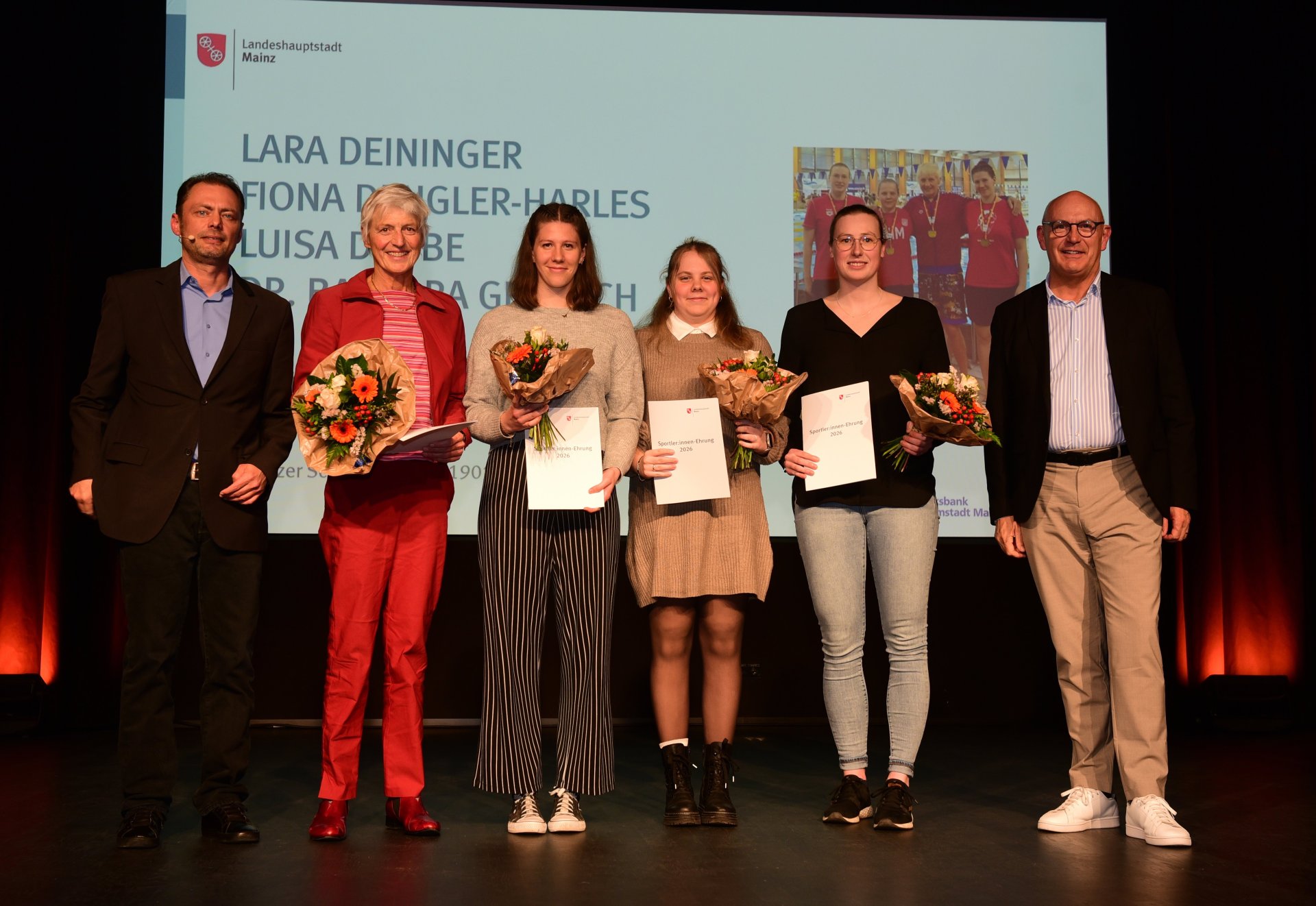 Zusammen alt genug, um in der AK 120+ zum DM-Titel über 4x200 Meter Freistil zu schwimmen: (v.l.) Dr. Barbara Gellrich, Lara Deininger, Luisa Drube und Fiona Dengler-Harles, die zudem über 200 Meter Schmetterling und 400 Meter Lagen reüssierte.