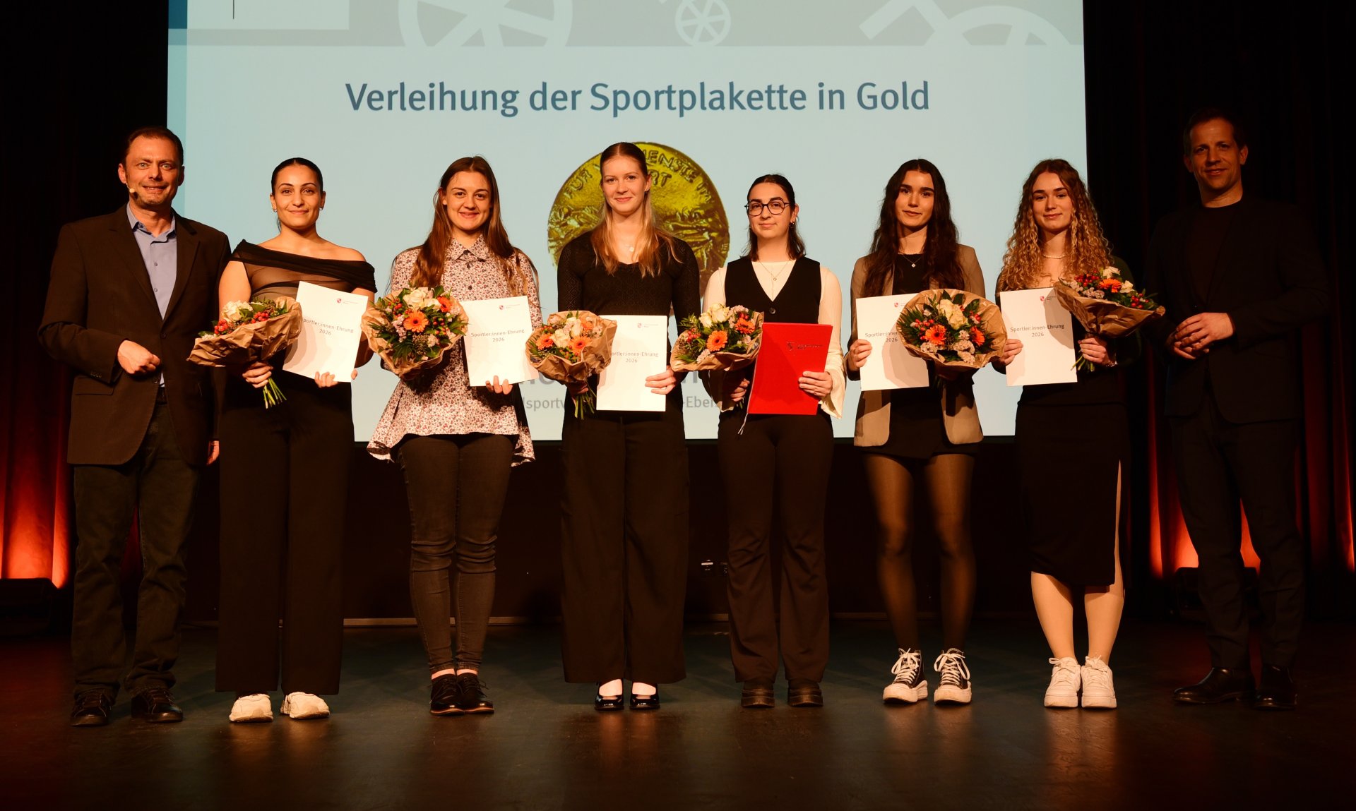 In Ebersheim ist der Kunstradsport zu Hause: Tijem Karatas, Svenja Kraus, Annika Rosenbach, Stella Rosenbach, Melissa Schwarz und Milena Schwarz brachten die DM-Titel im 4er- und 6er-Kunstradfahren sowie WM-Silber im 4er in den Stadtteil.