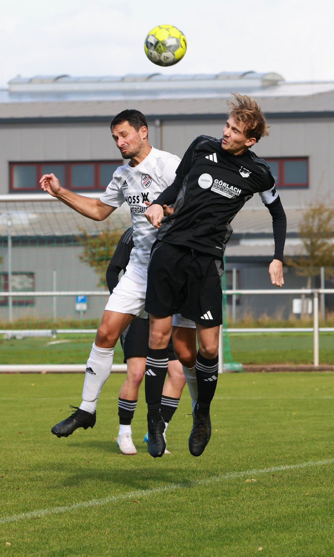 Mit 20 Jahren ist Leopold Menges (r.) bereits Kapitän des FSV Saulheim.