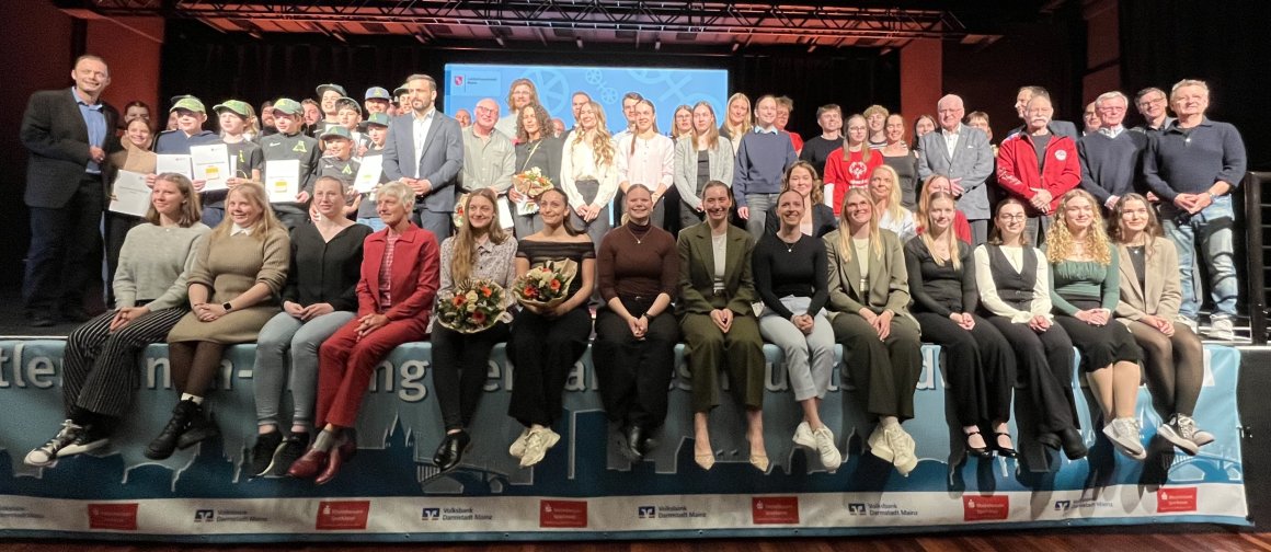 Der Abschluss jeder Sportlerehrung: das Gruppenbild mit allen ausgezeichneten Athletinnen und Athleten.