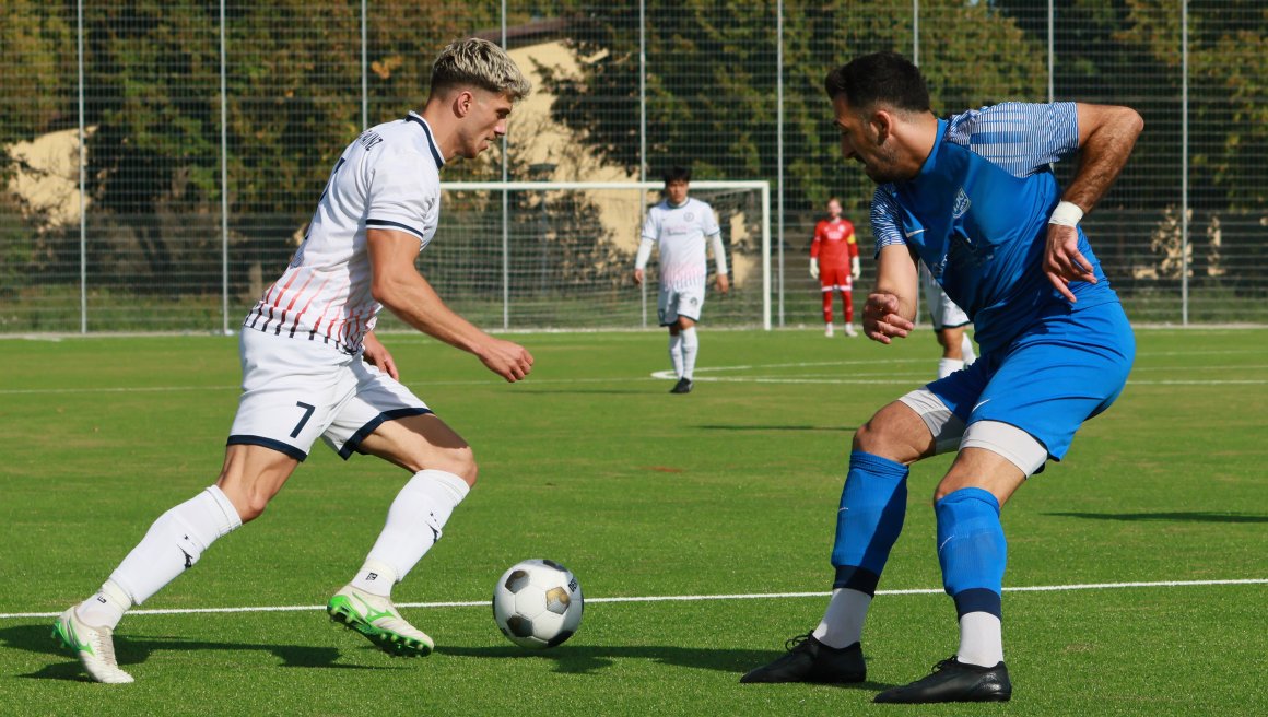 Im Duell Basara-Offensive (l. Gianni Auletta) gegen TSG-Defensive (Serdal Günes) war die Hinrundenbegegnung in Hechtsheim sehr eindeutig. Die TSG wartet weiterhin auf den ersten Verbandsligasieg gegen den einstigen Stadtteilkonkurrenten.